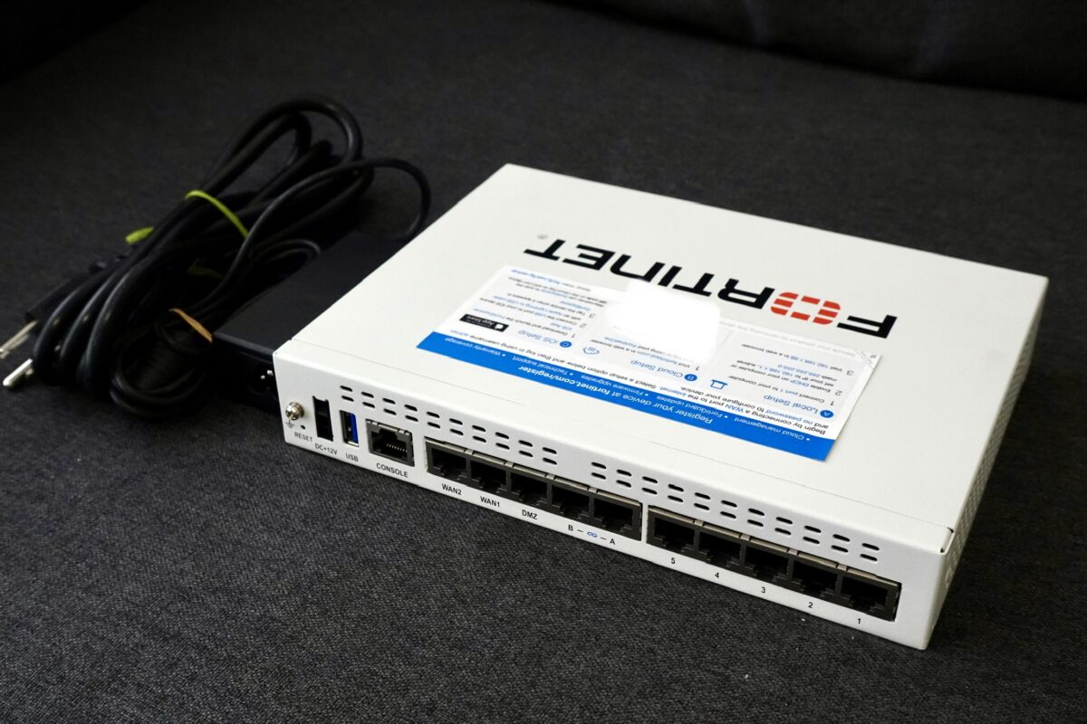 FortiGate 60Fの同梱品一式