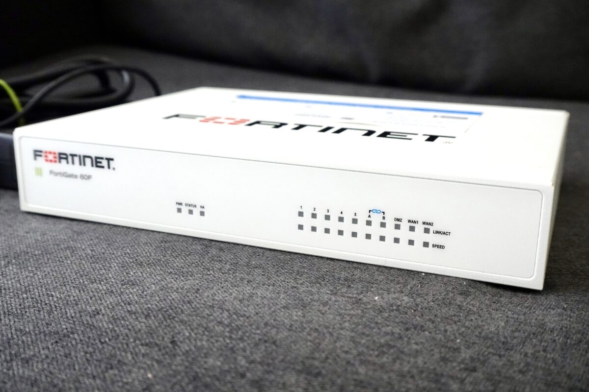 FortiGate 60F本体の前面