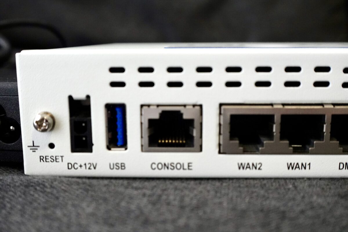 FortiGate 60F背面のCONSOLEポート