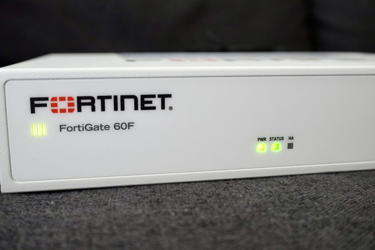 FortiGate 60F電源投入後のLED点灯状態