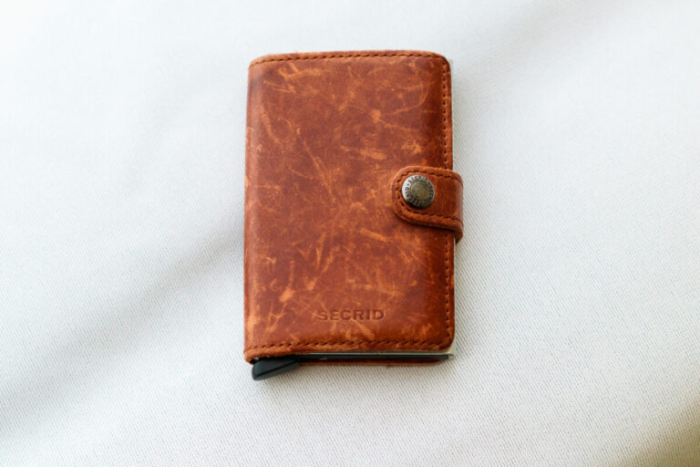 Secrid（セクリッド）miniwallet ブラックの外観。手のひらサイズのミニマル財布