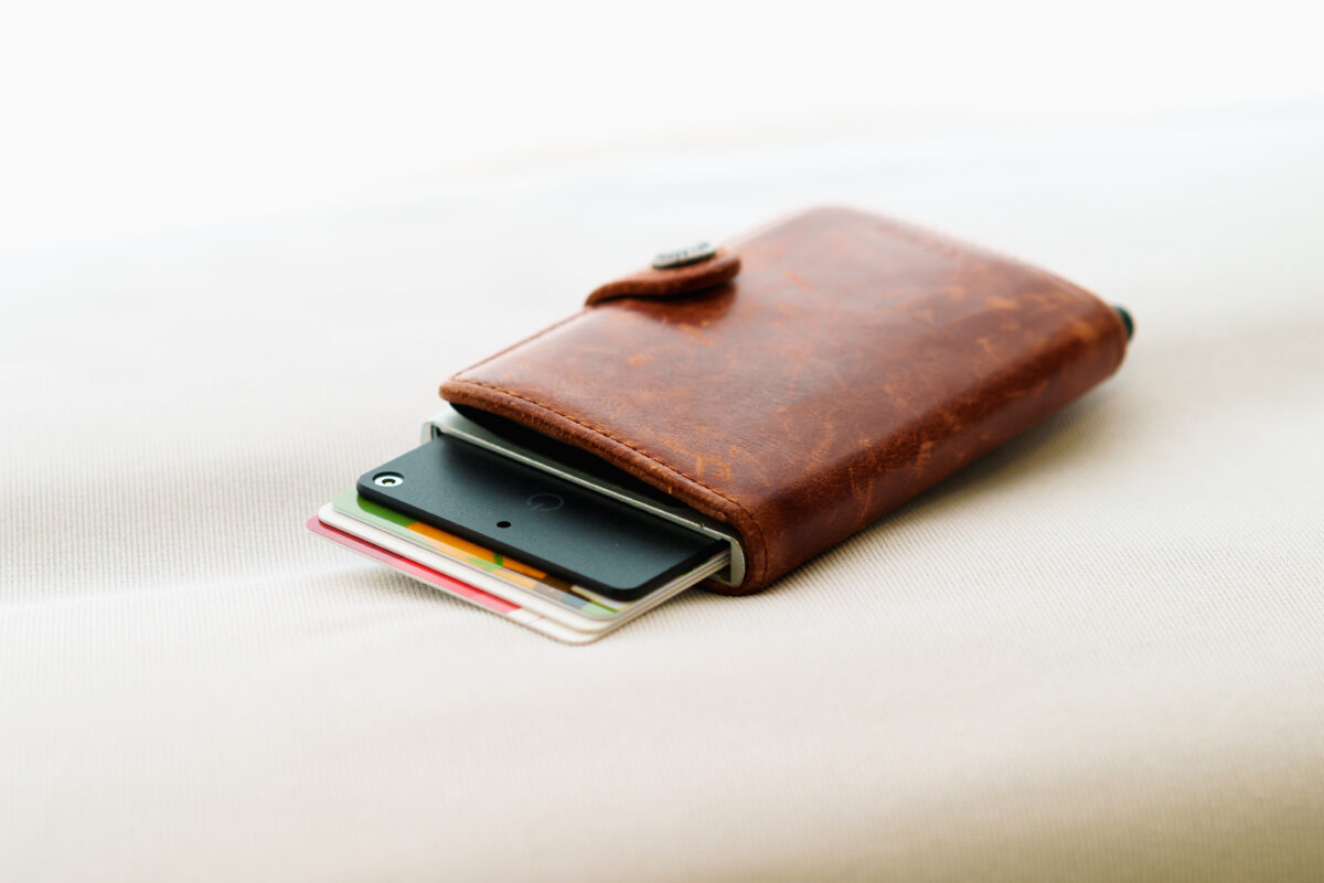 Secrid miniwalletのレバーを引き、収納したカードが段違いにスライドして出てきた状態