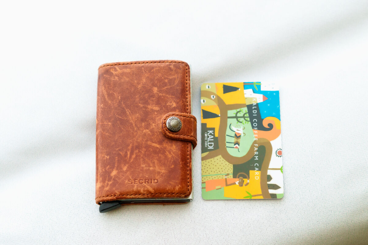 Secrid miniwalletとカルディのカードを並べたサイズ比較。カードとほぼ同じフットプリント